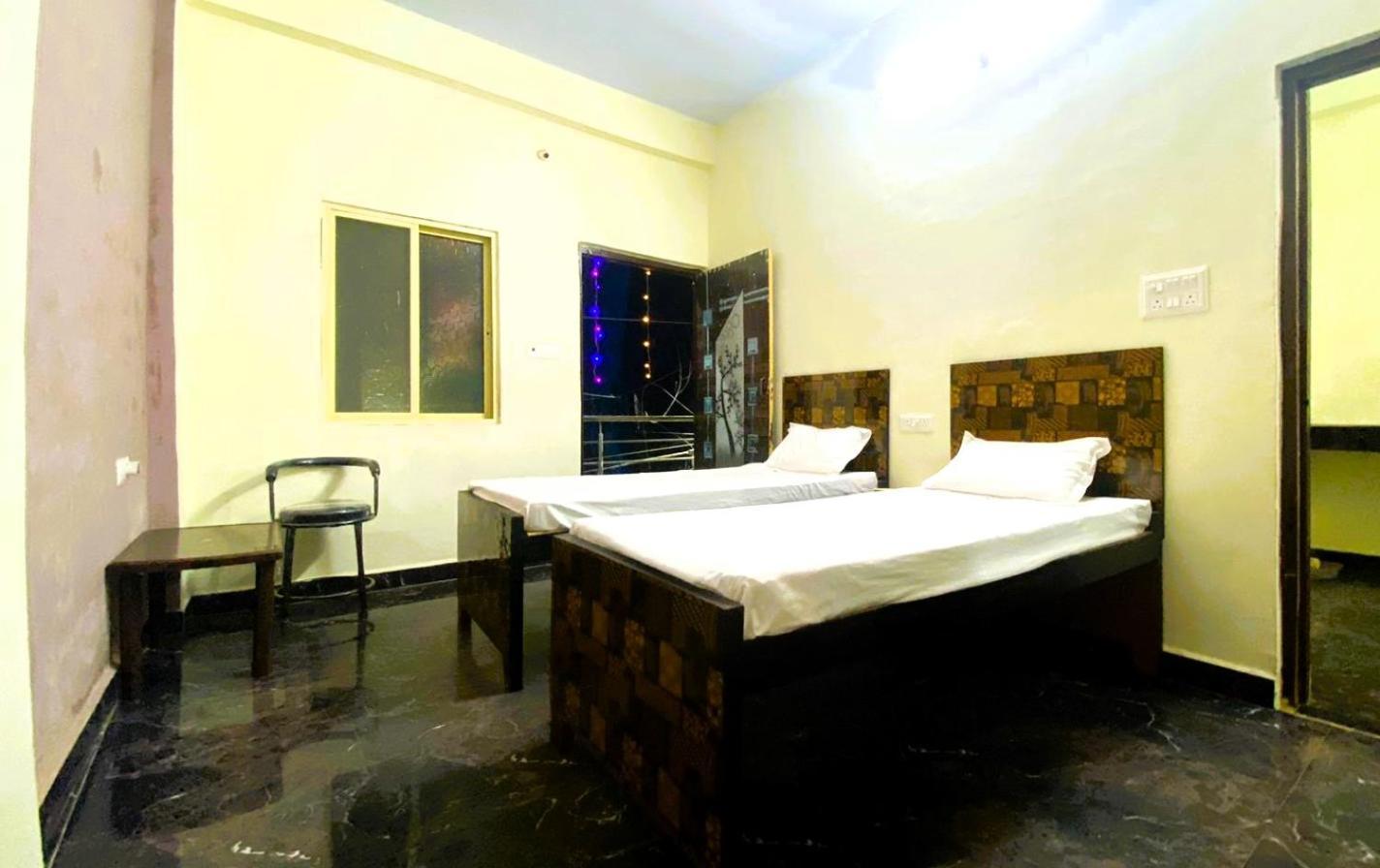 Bssn Guest House Gwalior Esterno foto